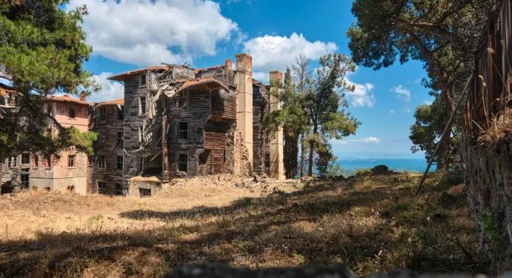 Büyükada Rum Yetimhanesi Tarihi: Bir Adanın Derin Sırları