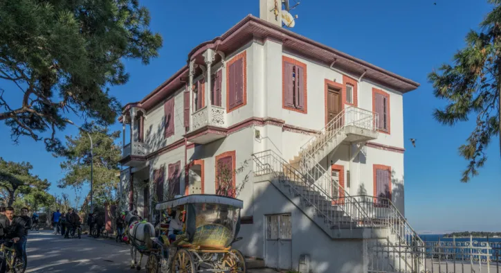 Büyükada'da Hangi Ünlülerin Evi var?