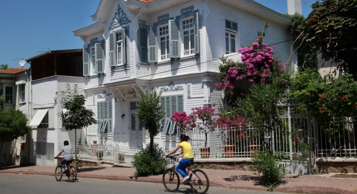 Büyükada’da Yaşayan Yazarlar Kimlerdir? Edebiyatın Ada Hali